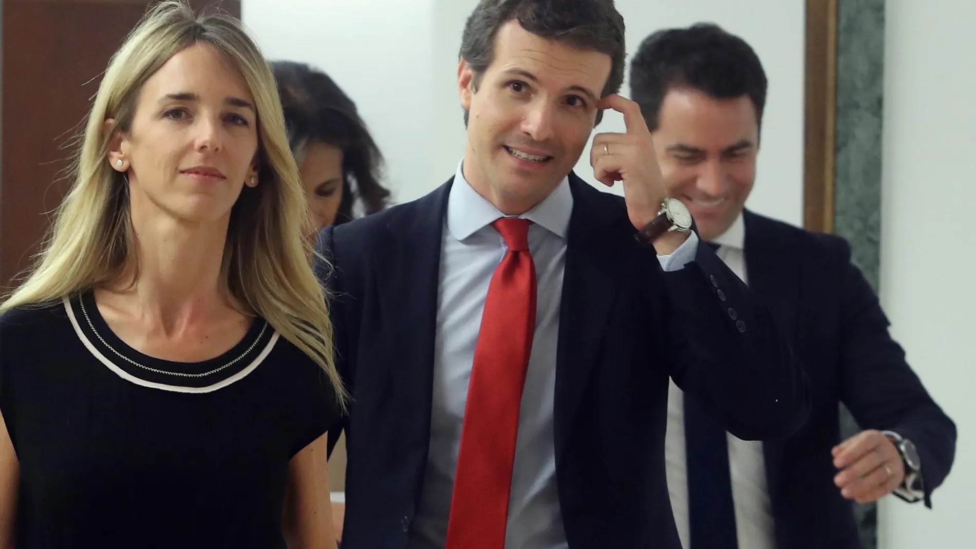 (De izq a der) La diputada popular por Barcelona Cayetana Álvarez de Toledo; el líder del PP, Pablo Casado; y su secretario general, Teodoro García Egea, durante la reunión con el grupo parlamentario del PP en el Congreso