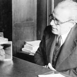 Fernando José de Larra, quien fuera director del Museo en su despacho en 1945 contempla el corazón