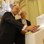 El director territorial de CaixaBank en Andalucía Oriental y Murcia, Juan Ignacio Zafra, y el deán de la Catedral, Antonio Aguilera / La Razón