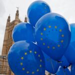 Los globos de un manifestante a favor de la UE, ayer, frente al Parlamento británico/ AP