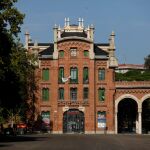 Edificio okupado La Dragona en el cementerio de La Almudena de Madrid