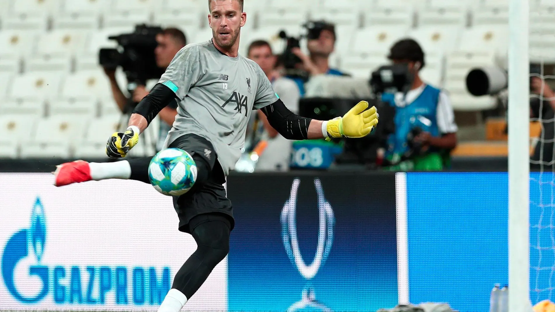 Adrián San MIguel con el Liverpool.