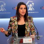 La portavoz de Ciudadanos, Inés Arrimadas, durante la rueda de prensa ofrecida este martes en el Congreso