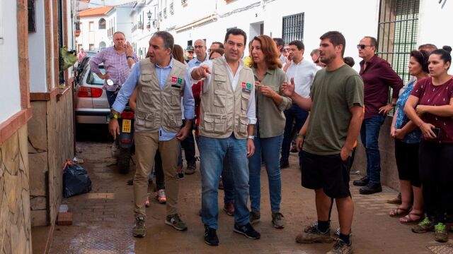 Juanma Moreno (c) visitó este domingo Alhaurín de la Torre / EFE