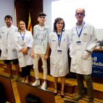 En la imagen, los doctores del Vall d’Hebron, junto a un paciente