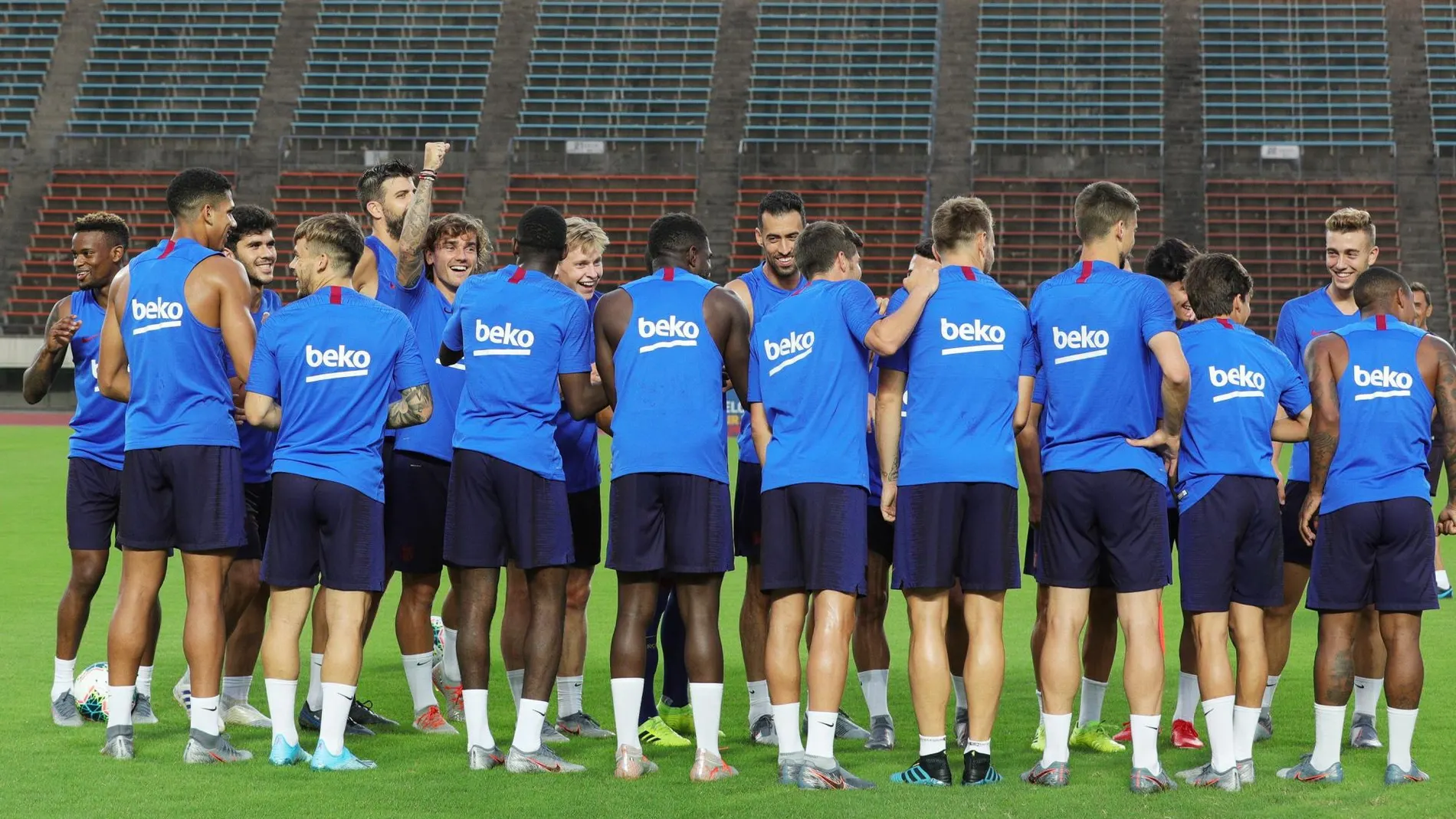 La plantilla del Barcelona se entrena en Japón