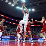 Marc Gasol (c) entra a canasta durante el partido de cuartos de final del Mundial de Baloncesto. EFE/Juan Carlos Hidalgo