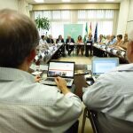 Reunión en la Consejería de Salud del gabinete de crisis por el brote de listeria. Al fondo, el consejero de Salud, Jesús Aguirre / Foto: Ke-Imagen