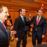 Casado felicita a Fernández Mañueco en presencia de Juan José Lucas