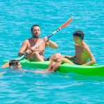El ministro del Interior y viceprimer ministro italiano monta ayer en canoa tras su discurso en Policoro