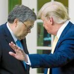 El mandatario estadounidense, junto al fiscal general, William Barr, ayer, en la Casa Blanca