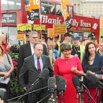 Arlene Foster, líder del Partido Unionista del Ulster, habla con la Prensa tras reunirse ayer en Belfast con Boris Johnson / Ap