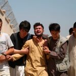 Un joven llora la muerte de su hermano en la boda/Reuters