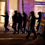 Los Mossos dEsquadra durante los altercados tras la concentración convocada por los CDR bajo el lema "Olimpiada Republicana", este jueves en Barcelona. EFE/Toni Albir