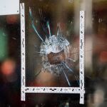 Uno de los disparos en el escaparate del kebab que atacó/ EFE