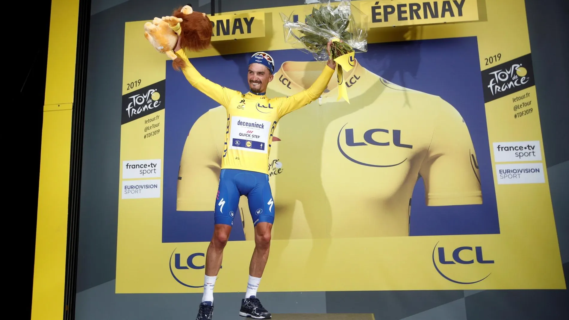Julian Alaphilippe, con el maillot de líder