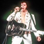 Presley luce su famoso atuendo blanco durante un concierto