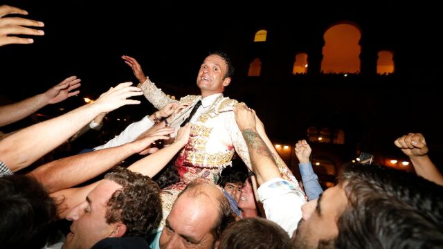 Antonio Ferrera sale por la puerta grande tras la corrida de la Feria de Otoño / Gonzalo Pérez