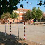 El patio de la escuela donde un conserje fue acusado de tocamientos a dos niñas de nueve años / Foto: Efe