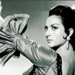 Lola Flores era la encarnación caricaturesca de la folklórica de rompe y rasga con la bandera nacional en la bata de cola