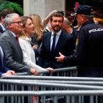 Pablo Casado junto a Cayetana Álvarez de Toledo, Josep Bou y Alejandro Fernández en Via Laietana