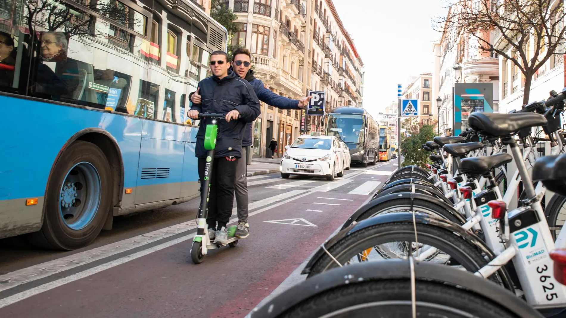 Un patinete eléctrico en Madrid de la empresa Lime
