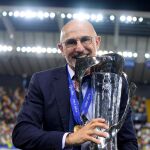 Luis de la Fuente, seleccionador español, con la Copa de campeones de Europa