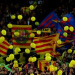 Globos amarillos en protesta por los prisioneros independentistas en un partido del FC Barcelona/ Reuters