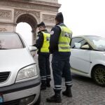 La policía francesa para dos coche frente al Arco del Triunfo, en París