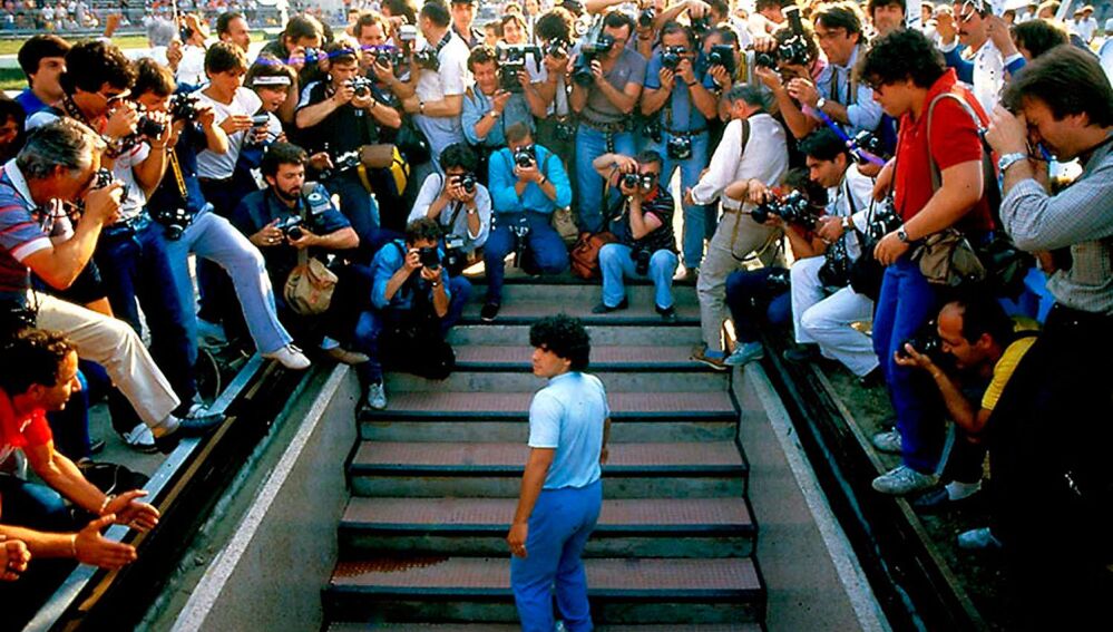 El 5 de julio de 1984, Diego Maradona (en la imagen) llegó a Nápoles como un fichaje estrella