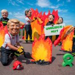 Activistas de Oxfam protestan contra el G7 y la cumbre de Biarritz