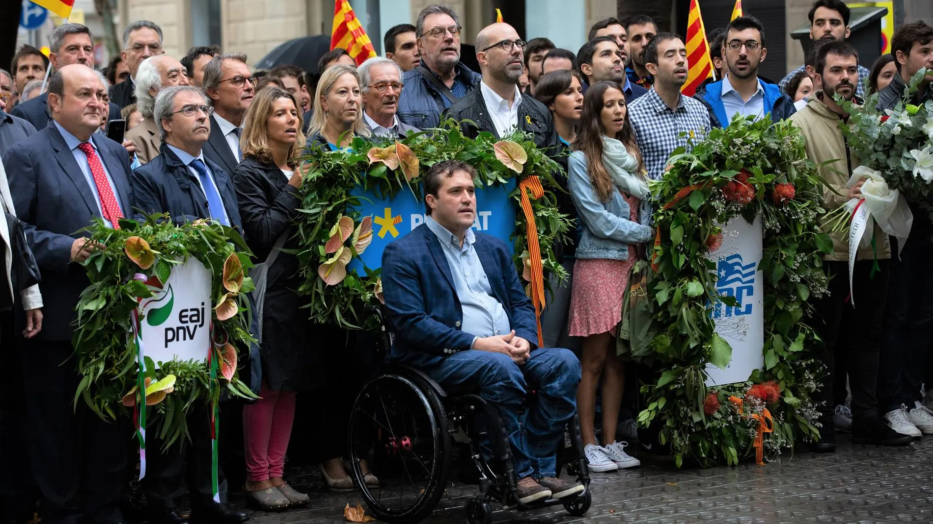 David Bonvehí, ante el monumento a Casanova