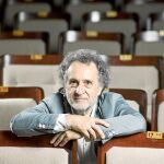 Josep Pons, sentado en el patio de butacas del Auditorio Nacional, coge fuerzas para enfrentarse a una maratón de altura. Foto: Gonzalo Pérez