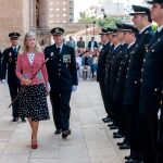 La consellera Bravo pasó revista a los agentes en la celebración del Día de la Unidad Adscrita. LA RAZÓN