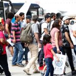 Imagen de archivo de un grupo de refugiados a su llegada al aeropuerto Adolfo Suárez Madrid-Barajas