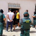 Momento en el que los agentes de la Guardia Civil localizaron y detuvieron a los dos hermanos como presuntos autores de delitos como detención ilegal, posesión de droga, amenazas y agresiones contra un vecino de Blanca (Murcia)