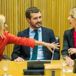 Pablo Casado y Cayetana Álvarez de Toledo, con Rosa Díez, ayer, en el Congreso de los Diputados