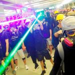 Cientos de activistas se concentraron ayer en la estación de metro de Yuen Long, el lugar donde hace un mes fueron atacados sus compañeros por enmascarados / Reuters
