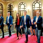 Albert Rivera y la «número uno» de Cs en Cataluña, Lorena Roldán, ayer con su equipo en el Parlament / Efe