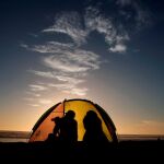 Un hombre espera el eclipse en la playa de La Serena, Chile / Foto: Reuters. Rodrigo Garrido