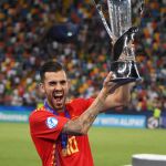 Ceballos, con el trofeo de campeón de Europa sub'21