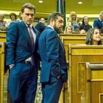 Albert Rivera pasa junto a Miguel Gutiérrez en el homenaje de ayer en el Congreso a las víctimas del terrorismo. Foto: Alberto R. Roldán