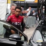 Egan Bernal sube al coche del Ineos tras la conclusión de la etapa