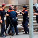 GRAFCAT1807. BARCELONA, 03/07/2019.- Los Mossos d'Esquadra han intervenido este miércoles para contener a un tío de la víctima de la violación múltiple de Manresa (Barcelona) que intentaba abalanzarse sobre los siete acusados, a las puertas de la Audiencia de Barcelona donde están siendo juzgados.EFE/ Quique García