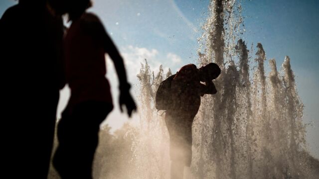 Un hombre se refresca