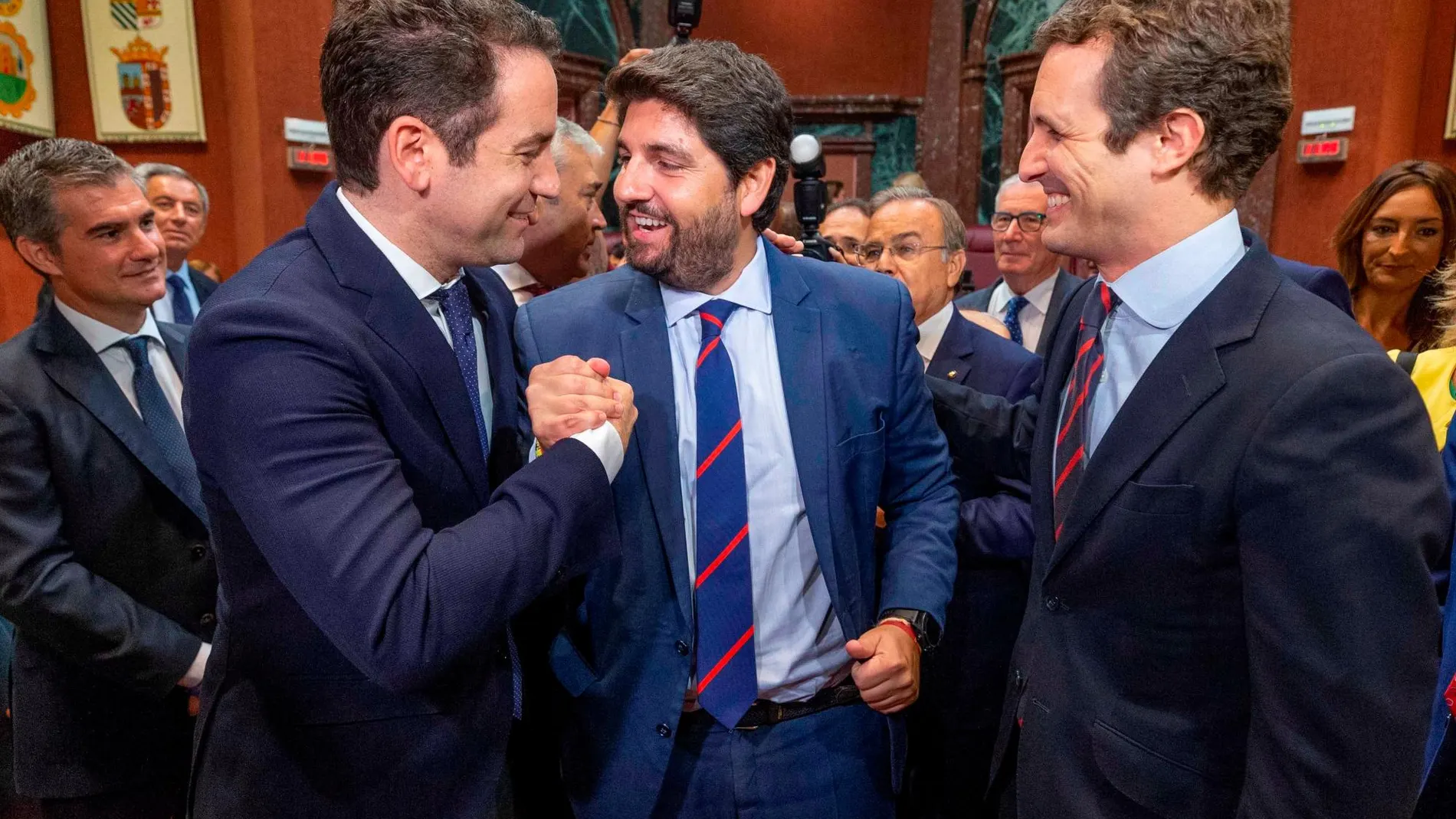 López Miras (c), acompañado por el secretario general, Teodoro García (i), y presidente del PP, Pablo Casado (d), el pasado viernes.