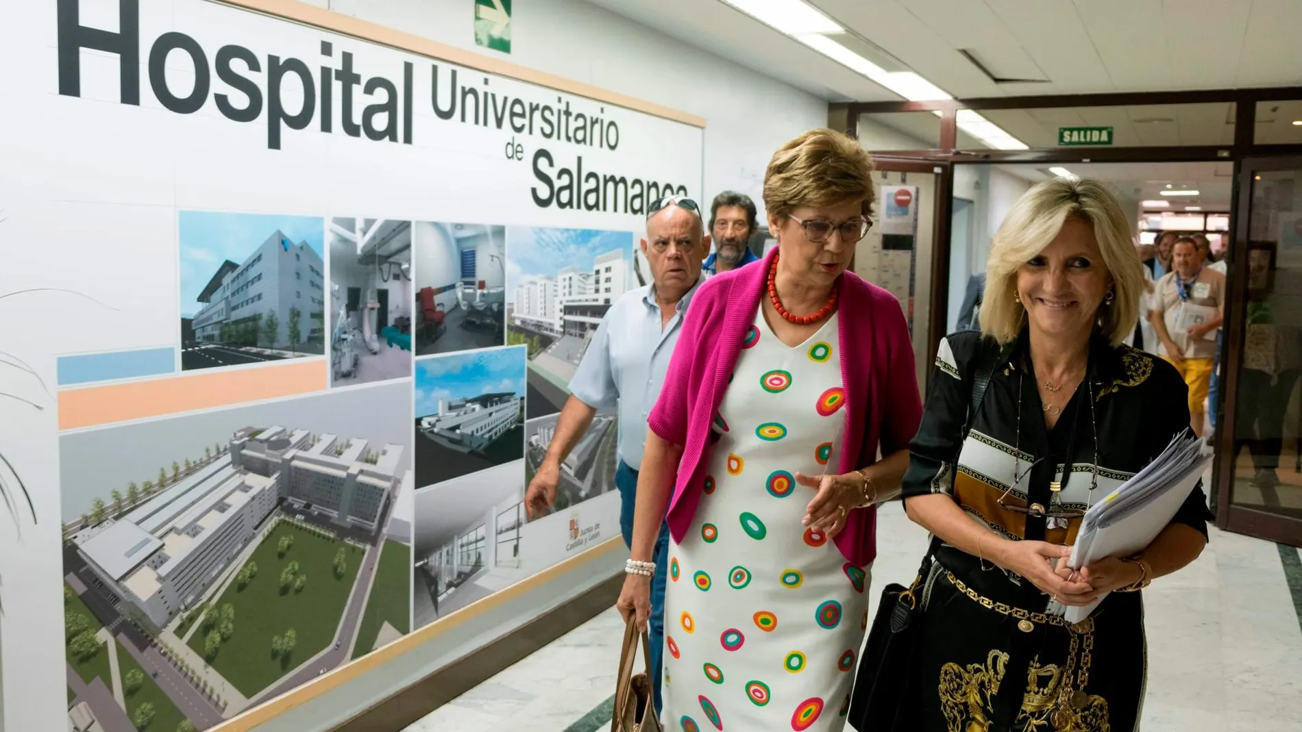 Verónica Casado junto a Manuela Plaza, gerente de salud de área en Salamanca