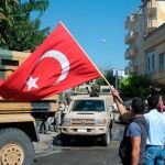 Vecinos de Akcakale saludan a los soldados turcos que se dirigen al norte de Siria/Foto: Efe