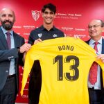 El guardameta internacional marroquí Yassine Bounou ‘Bono’ (c), junto al presidente del Sevilla, José Castro (d), y el director deportivo, Ramón Rodríguez “Monchi” (i), sostienen una camiseta del equipo con su nombre durante su presentación hoy como jugador del Sevilla cedido por el Girona con una opción de compra al final de la campaña / Foto: Efe
