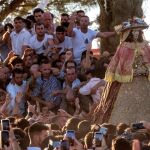 La Blanca Paloma, señora de las Marismas, ante miles de fieles / Foto: Efe